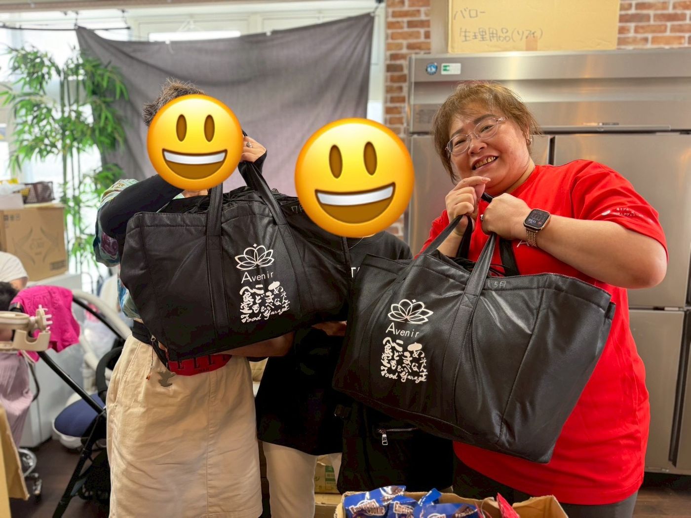 フードガレージの黒い保冷バッグを受け取った皆さん
